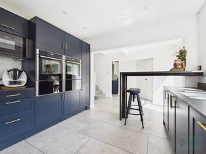 Kitchen/Breakfast Room- click for photo gallery